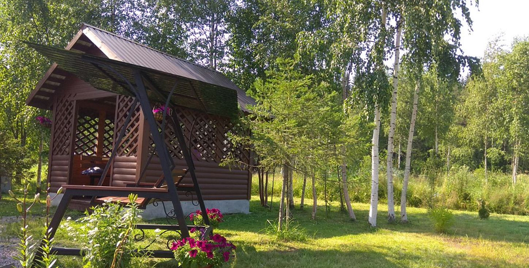 Беседка с большим столом и скамьями