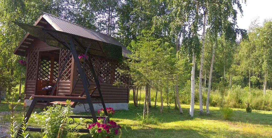 Беседка с большим столом и скамьями